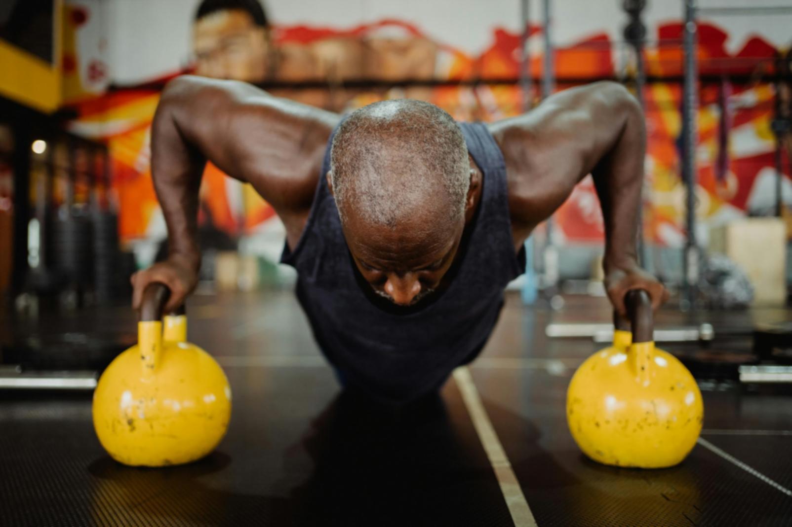 Trainerin leitet eine Motivation Enhancement Training-Sitzung